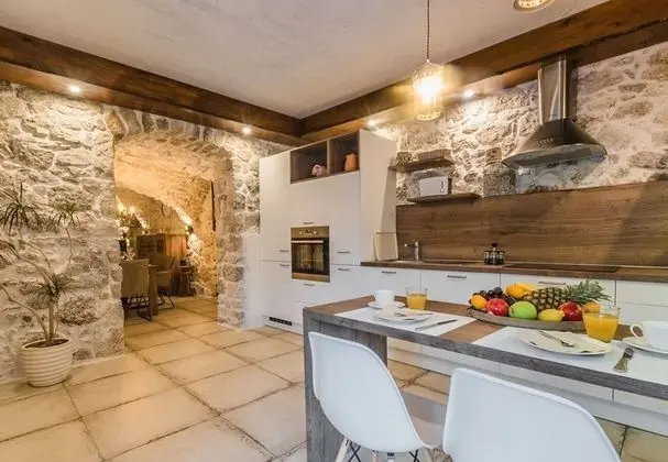 Ev (Leonarda - luxury stone house - H(6+1)
