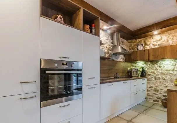 Ev (Leonarda - luxury stone house - H(6+1)
