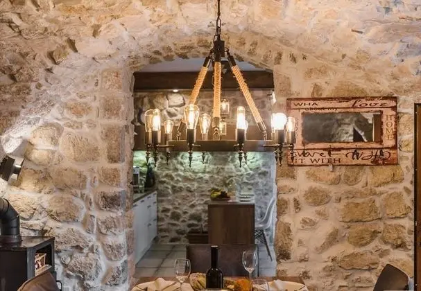 Ev (Leonarda - luxury stone house - H(6+1)