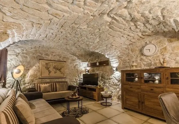 Ev (Leonarda - luxury stone house - H(6+1)