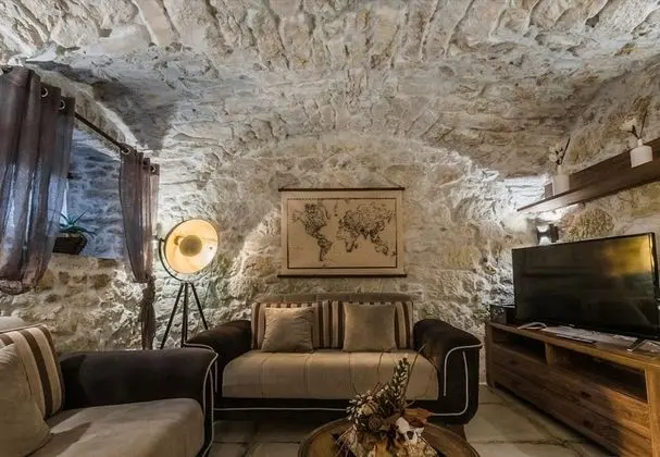 Ev (Leonarda - luxury stone house - H(6+1)