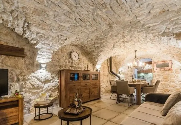 Ev (Leonarda - luxury stone house - H(6+1)