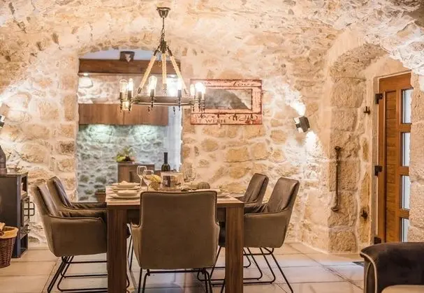 Ev (Leonarda - luxury stone house - H(6+1)