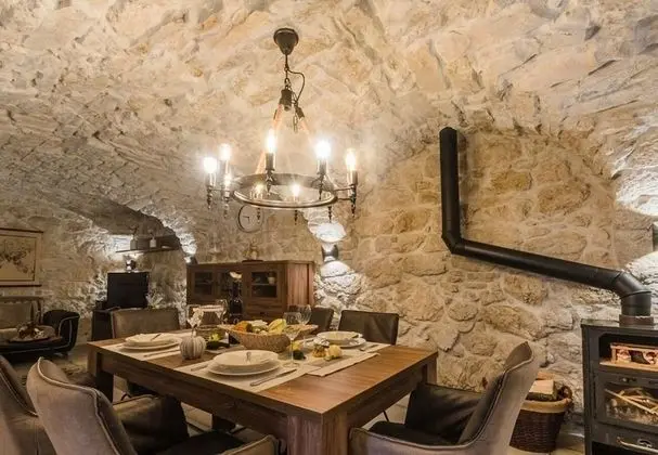 Ev (Leonarda - luxury stone house - H(6+1)