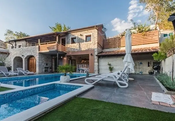 Ev (Leonarda - luxury stone house - H(6+1)