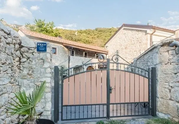 Ev (Leonarda - luxury stone house - H(6+1)