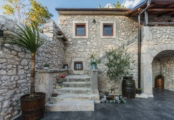 Ev (Leonarda - luxury stone house - H(6+1)