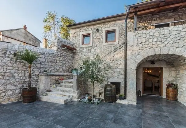 Ev (Leonarda - luxury stone house - H(6+1)