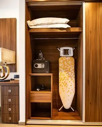 Deluxe Tek Büyük Yataklı Oda, Business Dinlenme Salonu Kullanımı, Şehir Manzaralı