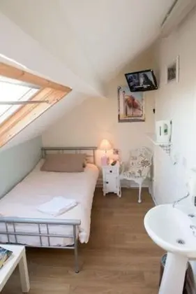 İki Ayrı Yataklı Oda, Ortak Banyo
