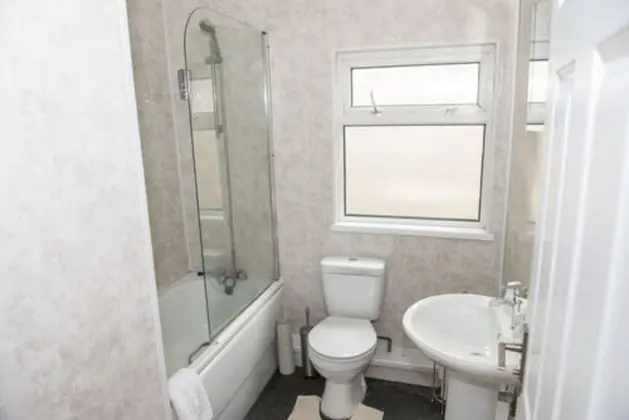 İki Ayrı Yataklı Oda, Ortak Banyo