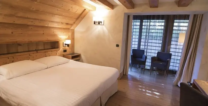 Tek Büyük veya İki Ayrı Yataklı Oda (Bouton d’Or)