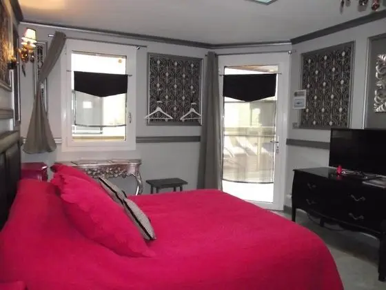 Comfort Tek Büyük Yataklı Oda, Havuz Manzaralı (1 person)