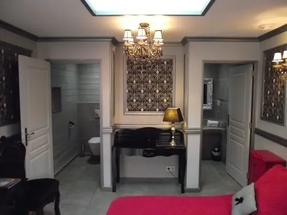 Comfort Tek Büyük Yataklı Oda, Havuz Manzaralı (1 person)