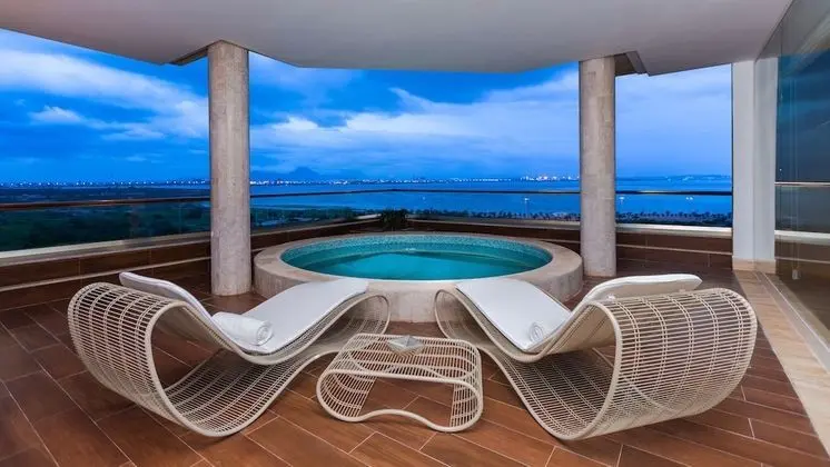 ADAM Three Bedrooms Lake View Pool Loft