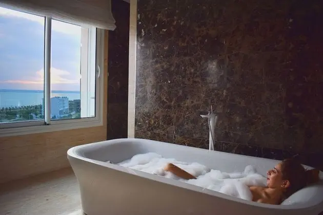 ADAM Three Bedrooms Lake View Pool Loft