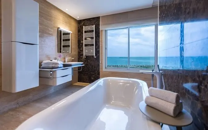ADAM Three Bedrooms Lake View Pool Loft