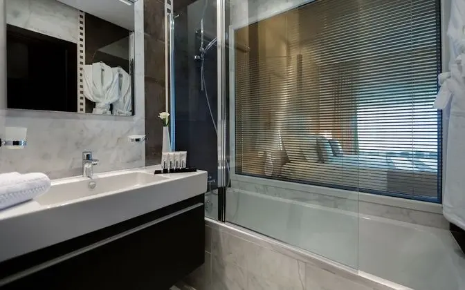 ADAM Three Bedrooms Lake View Pool Loft