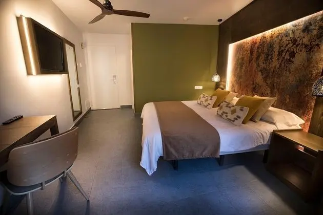 Traditional Tek Büyük Yataklı Oda