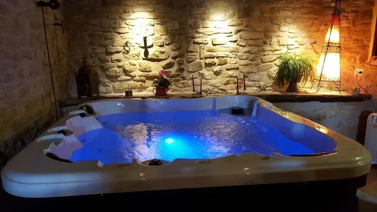 Kır Evi, 2 Yatak Odası, Sıcak Su Havuzu, Dağ Manzaralı