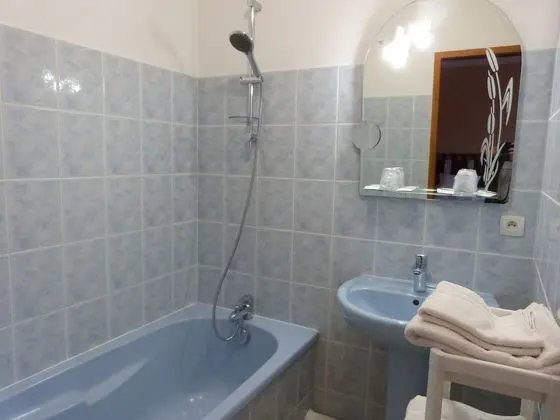 Üç Kişilik Oda