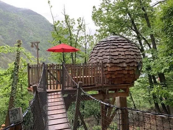 Kulübe, Dağ Manzaralı (Perché dans les Arbres )