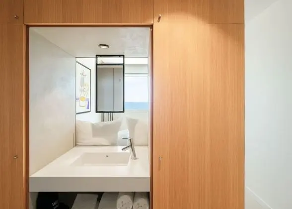 Design Tek Büyük Yataklı Oda, Deniz Manzaralı