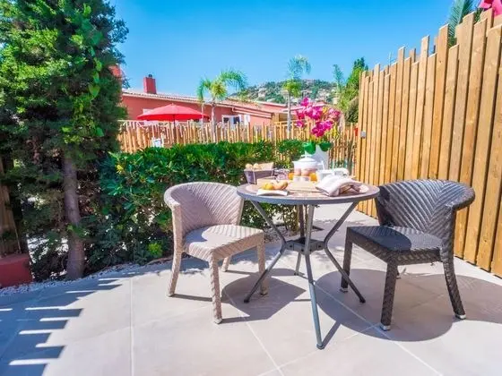 Exclusive Tek Büyük Yataklı Oda, Havuz Manzaralı