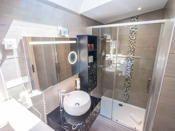 Exclusive Tek Büyük Yataklı Oda, Havuz Manzaralı