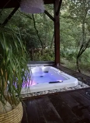 Bungalov, Sıcak Su Havuzu (Le Lodge)