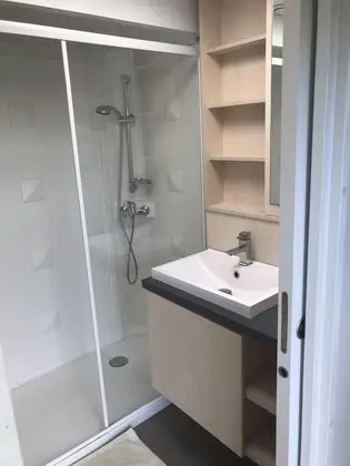 Bungalov, Banyolu/Duşlu (Les Lodges)