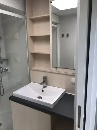 Bungalov, Banyolu/Duşlu (Les Lodges)