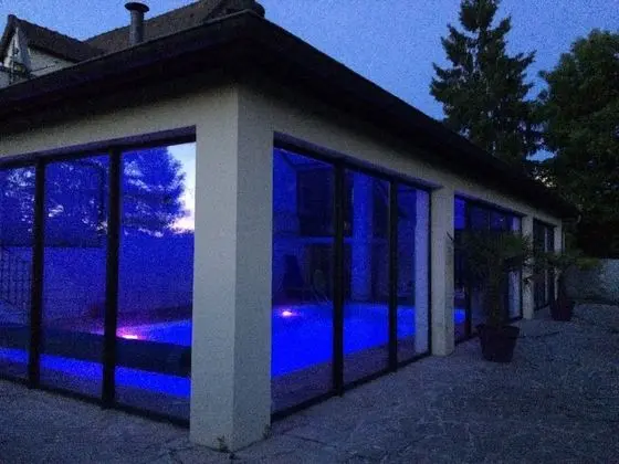 Bungalov, Banyolu/Duşlu (Les Lodges)