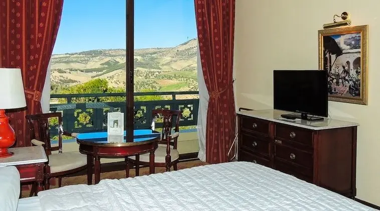 Tek Büyük Yataklı Oda, Dağ Manzaralı