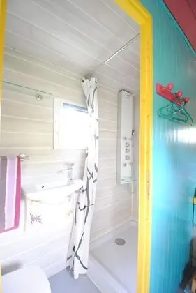 Comfort Karavan, Banyolu/Duşlu, Bahçe Manzaralı (Roulotte du grand logis)