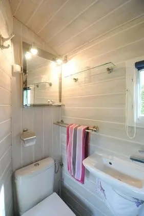 Comfort Karavan, Banyolu/Duşlu, Bahçe Manzaralı (Roulotte du grand logis)