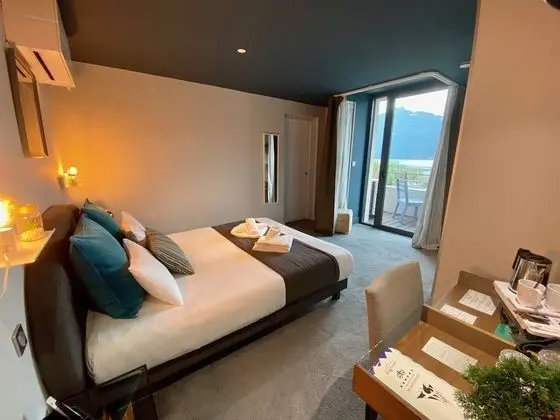 Superior Tek Büyük Yataklı Oda, Sıcak Su Küveti, Göl Manzaralı (Chambotte et Mont Granier)