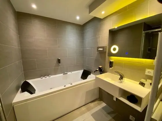 Superior Tek Büyük Yataklı Oda, Sıcak Su Küveti, Göl Manzaralı (Chambotte et Mont Granier)