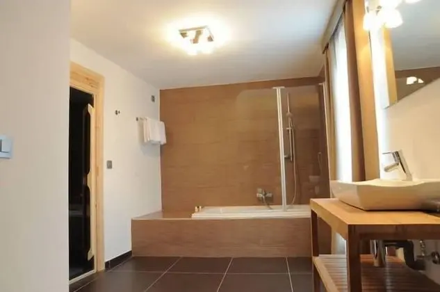 Tek Büyük Yataklı Oda, Sauna