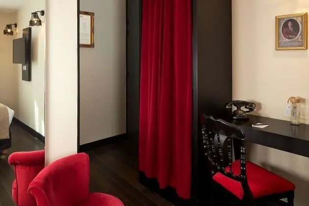 Classic Oda, 1 Büyük (Queen) Boy Yatak