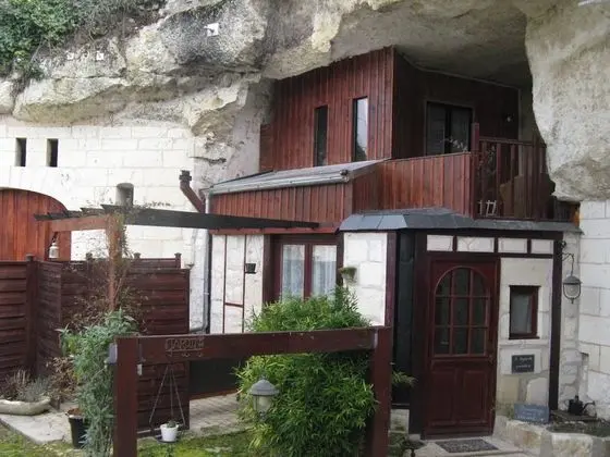 Dört Kişilik Oda, Sigara İçilmez (Le Logis du Gardien)