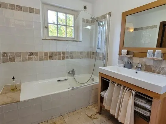 Comfort Tek Büyük Yataklı Oda, Özel Banyo, Havuz Manzaralı