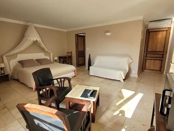 Comfort Tek Büyük Yataklı Oda, Özel Banyo, Havuz Manzaralı