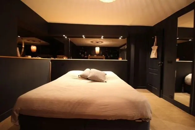 Superior Tek Büyük Yataklı Oda, Avlu Manzaralı (Chambre Grands Hommes)