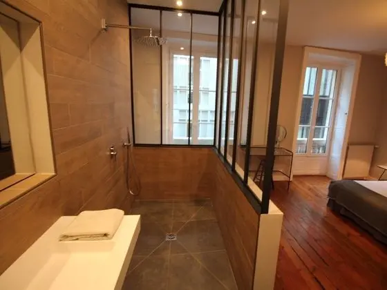 Superior Tek Büyük Yataklı Oda, Şehir Manzaralı (Chambre Tourny)