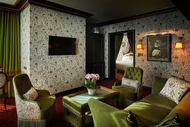 Corner Suite Twin-Savory Lounge Access