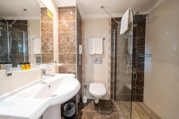 Standart Kara Manzaralı Oda