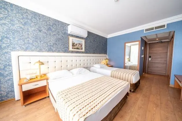 Standart Kara Manzaralı Oda