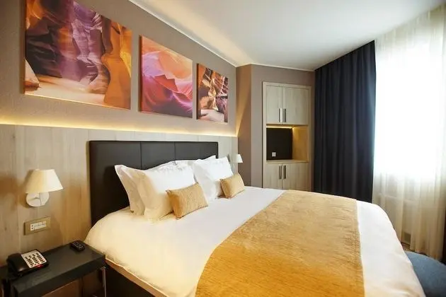 Luxury Oda