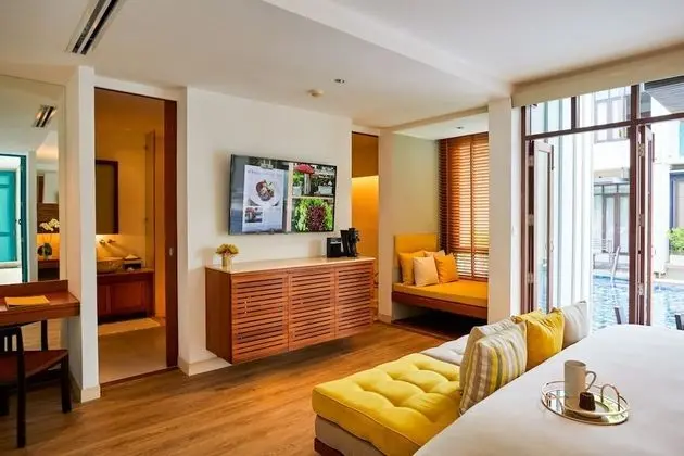 Pool Access LaZzzzz Suite